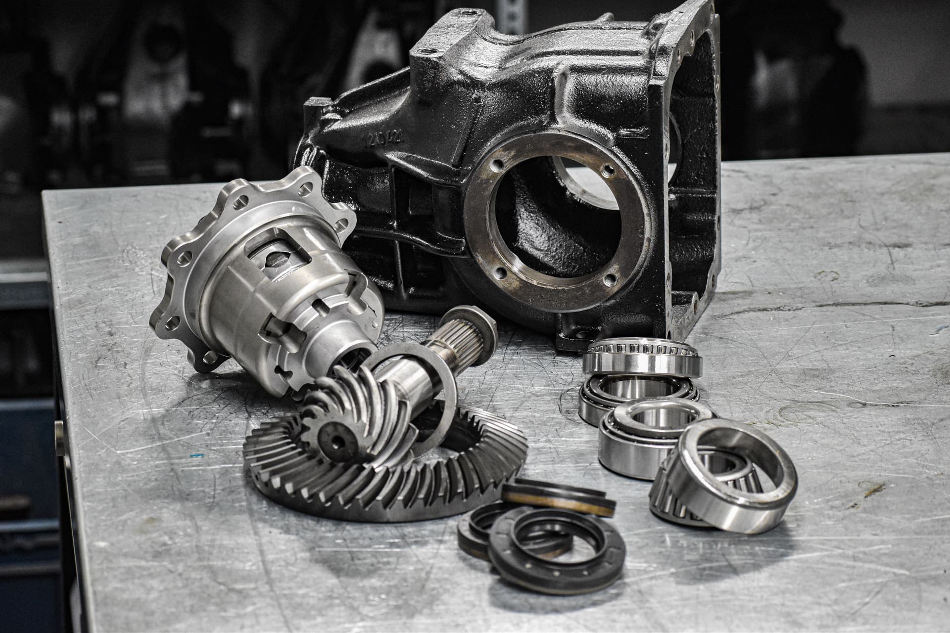Zerlegtes Differential mit Kegelrad, Tellerrad und neuen Lagern