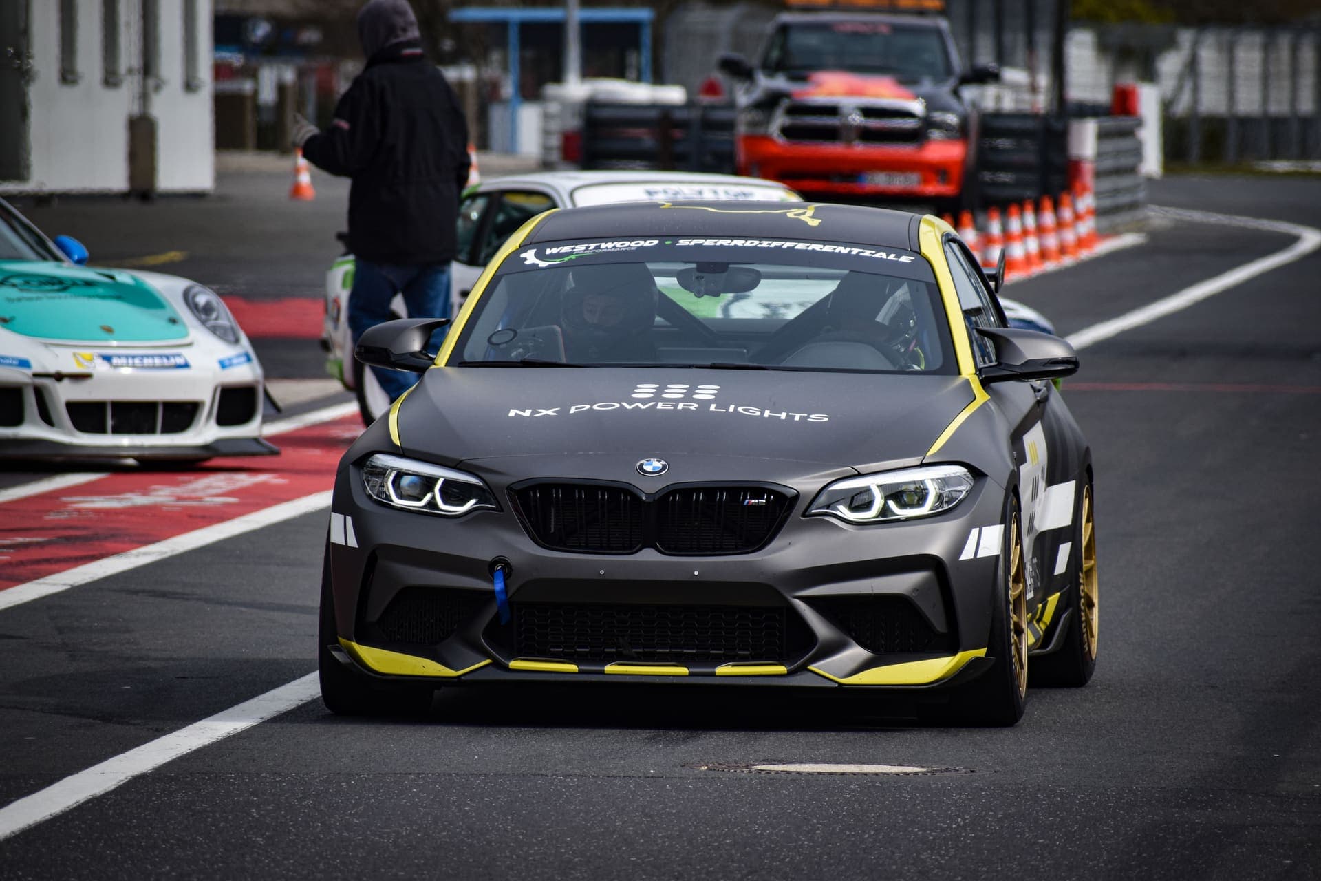 BMW M2 CS Racing im Fahrerlager
