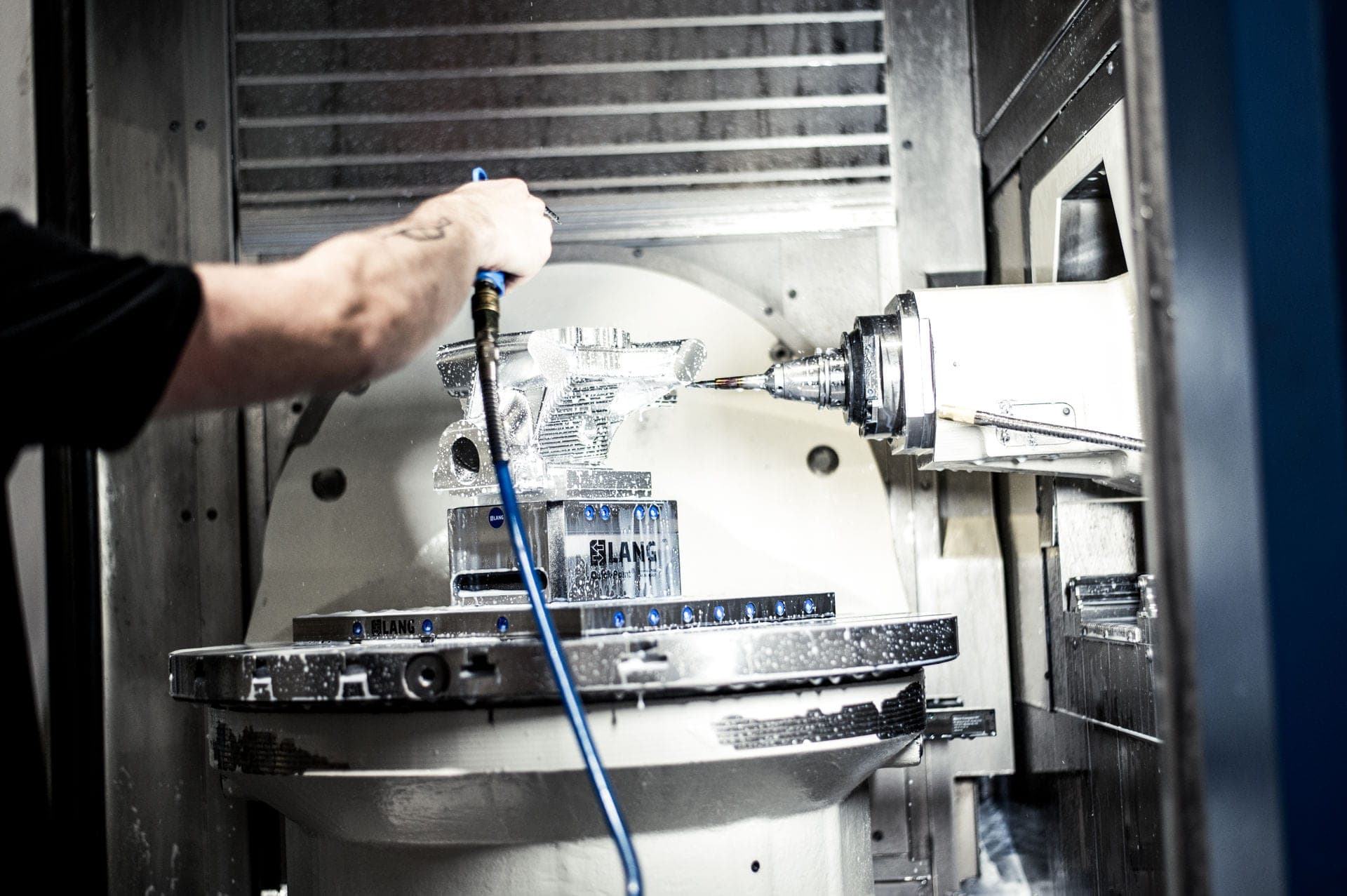 Bearbeitung eines Bauteils an der 5-Achs-CNC-Maschine