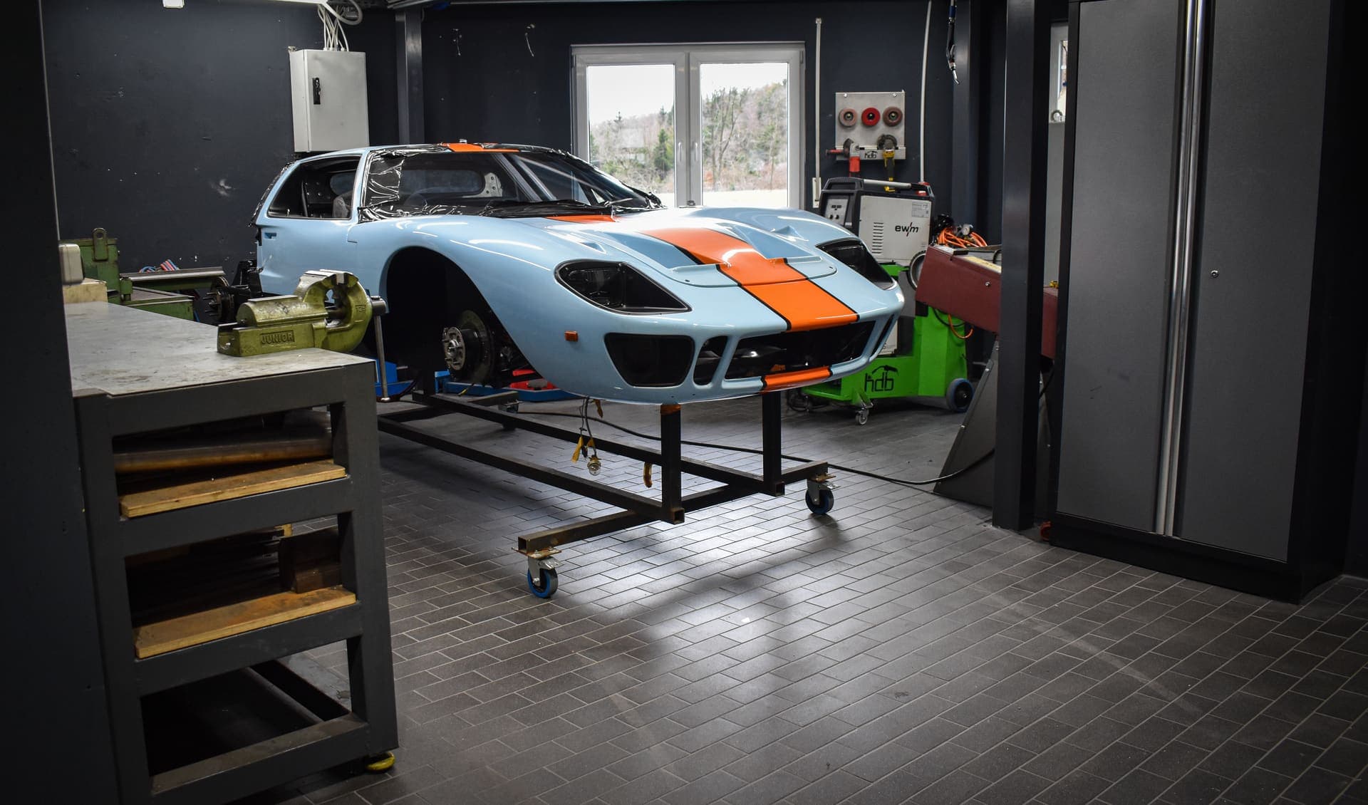 GT40-Karosserie in Gulf-Lackierung während der Restauration