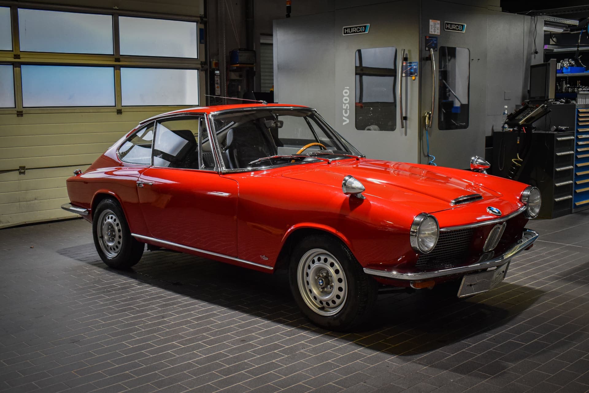 Glas 1300 GT Coupé in Rot in der Werkstatt